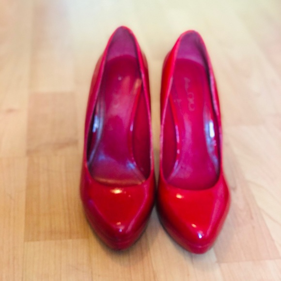 Red Aldo Close to Heels - Picture 2 of 3